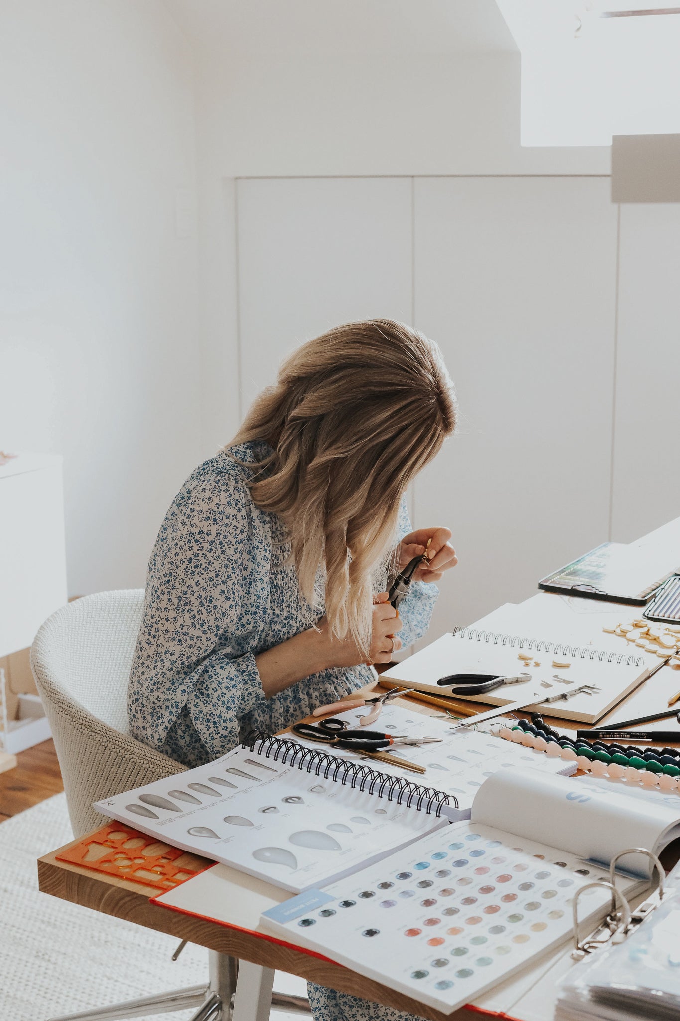 Handgemaakte sieraden vs. fabriekssieraden: wat is het echte verschil?