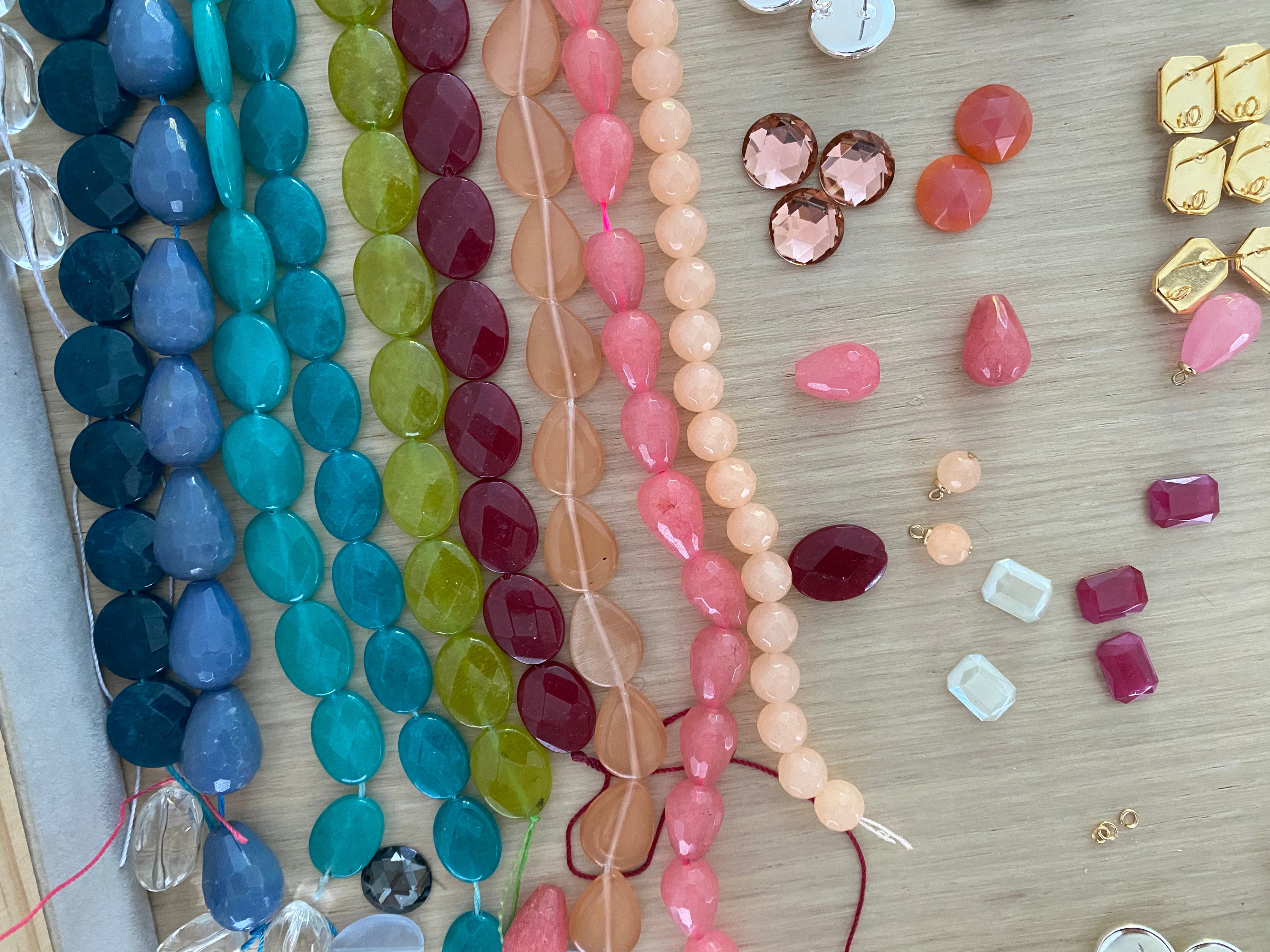 Halfedelstenen in sieraden: betekenis, kleuren en hoe je de juiste kiest