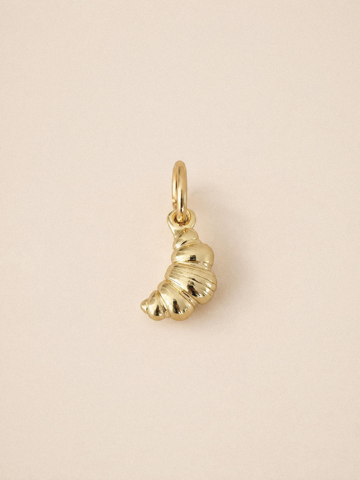 Croissant charm goud