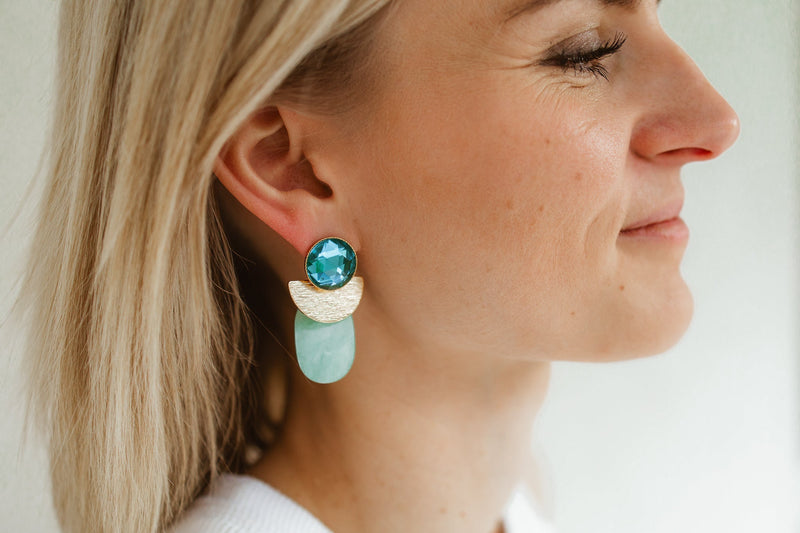 Nikkelvrije gekleurde oorbellen combineren met je outfit